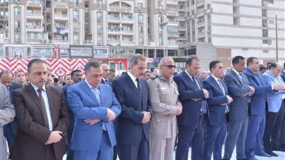 محافظ أسيوط يؤدي صلاة عيد الفطر بساحة أرض الملاعب..صور