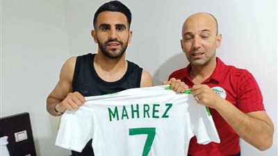 اللاعب الجزائري رياض محرز يهدي قميصه للسفارة المصرية بالجزائر