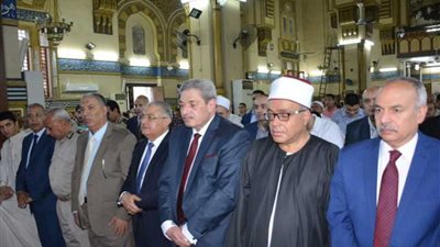 قيادات الدقهلية يؤدون صلاة عيد الفطر بمسجد النصر