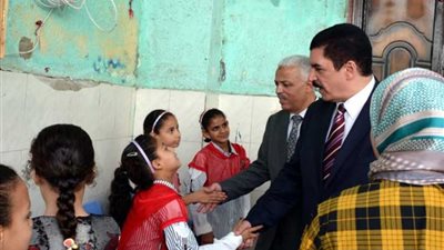 محافظ القليوبية يوزع الهدايا على الأطفال الأيتام والمسنين والمرضى بالمستشفيات في عيد الفطر