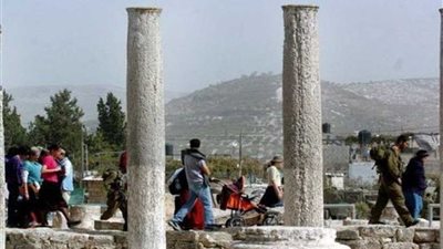 مستوطنون يقتحمون الموقع الأثري في بلدة سبسطية شمال نابلس