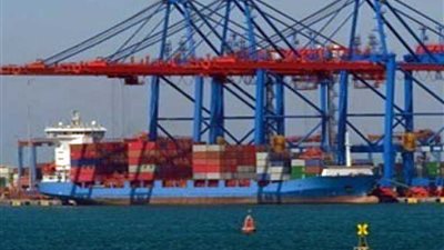 تداول 68 شاحنة بضائع عامة و44 سيارة بموانئ البحر الأحمر