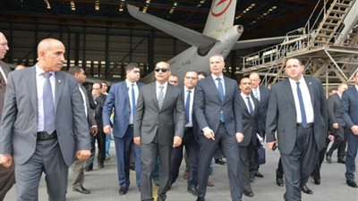 وزير الطيران المدني يتفقد مطار القاهرة ومستشفى مصر للطيران أول أيام العيد