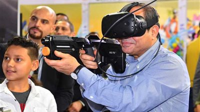 الرئيس السيسي يتناول الإفطار مع أبناء الشهداء ويشاركهم بهجة العيد