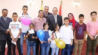 محافظ شمال سيناء يستقبل طلاب التربية الخاصة ويمنحهم العيدية