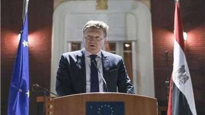 سفير الاتحاد الأوروبي يعزي أسر شهداء الهجوم الإرهابي بالعريش