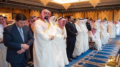الملك سلمان يؤدي صلاة العيد برفقة ولي العهد وسعد الحريري 