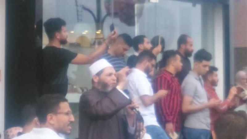 الآلاف يؤدون صلاة