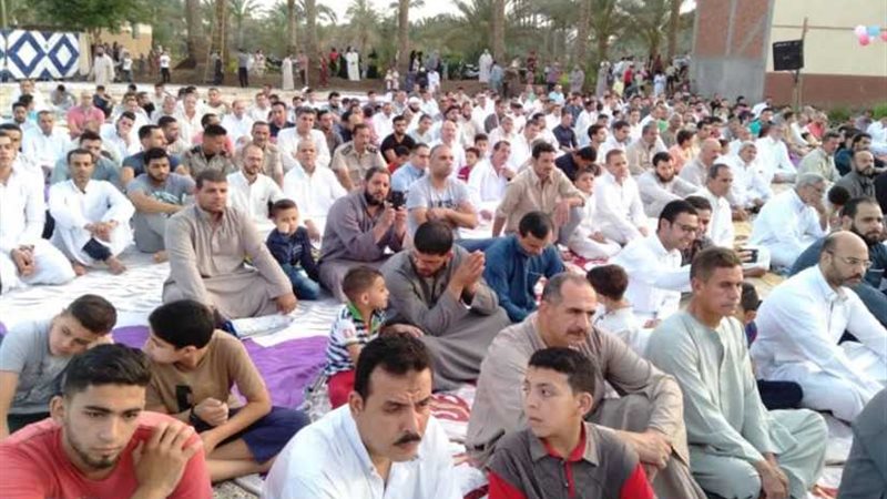 الآلاف يؤدون صلاة