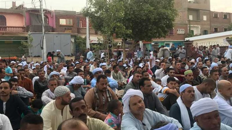 الآلاف يؤدون صلاة