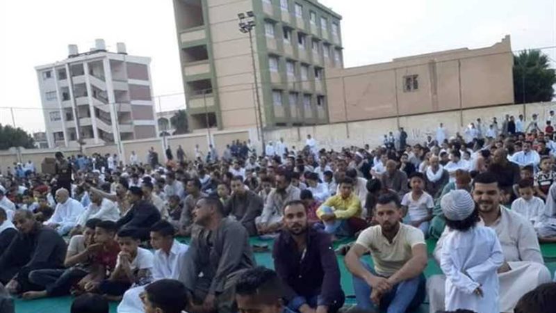 الآلاف في الساحات