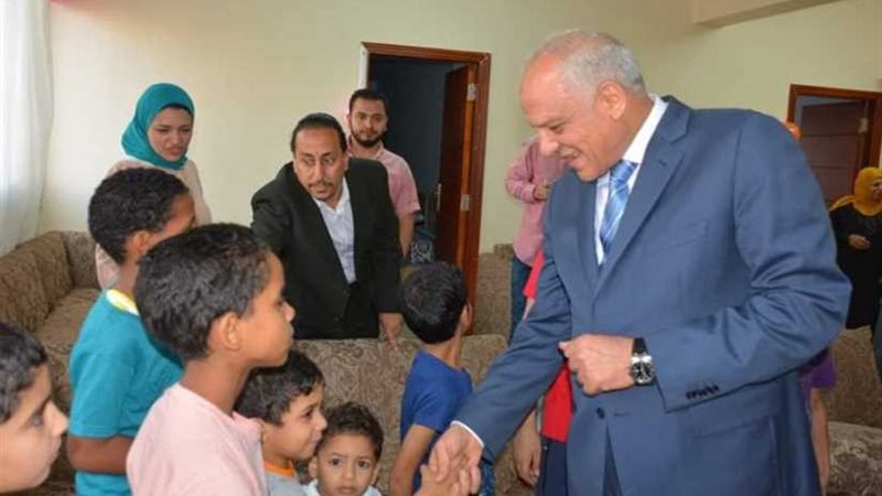 محافظ الجيزة يوزع