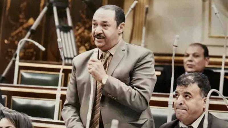 برلماني يطالب وزير