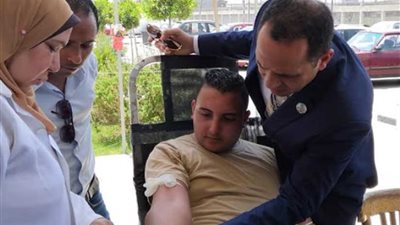 رئيس جامعة دمنهور يقود حملة للتبرع بالدم لشهداء الواجب الوطني
