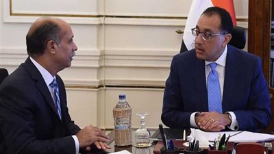 رئيس الوزراء يناقش الخطة المستقبلية لمصر للطيران مع الفريق يونس المصري