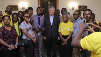 نجل الزعيم جمال عبد الناصر يستقبل شباب منحة ناصر للقيادة الإفريقية.. (صور)