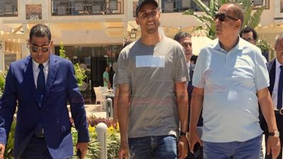 حارس مرمى ريال مدريد يصل إلى الغردقة لقضاء إجازته السنوية (صور)