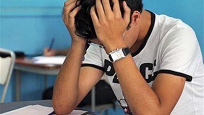 طالب ثانوي استخدم سماعة في الغش فأغلقت أذنه