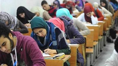 طلاب الثانوية العامة يؤدون اليوم امتحانى الاقتصاد والإحصاء