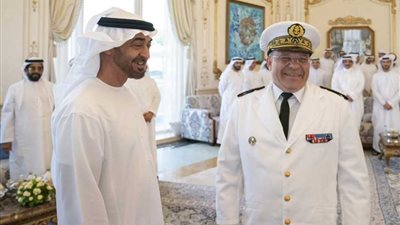 ولي عهد أبوظبي يبحث مع قائد القوات البحرية الفرنسية التعاون العسكري
