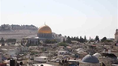 الصهاينة يهدمون مبنى سكنيا في الخليل وآخر بالقدس