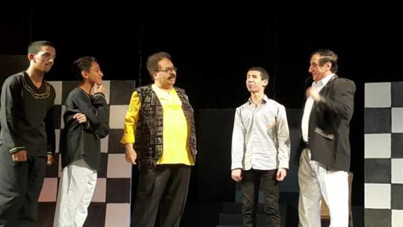 بكم نكتمل عرض مسرحى