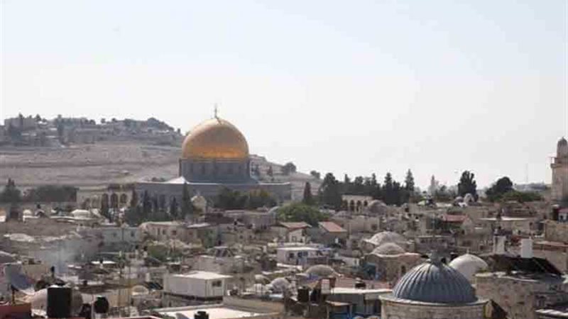 الصهاينة يهدمون مبنى