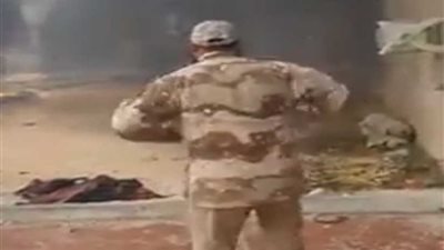 ميليشياوي يهرب من ضراوة المعارك بمحور مطار طرابلس (فيديو)