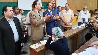 رئيس جامعة دمنهور يوزع الشيكولاتة على الطلاب أثناء الامتحانات بكلية الطب البيطري