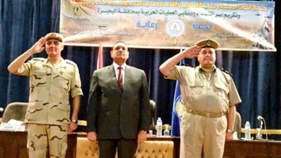 محافظ البحيرة يُكرم أسر الشهداء بالمجمع الثقافي بدمنهور