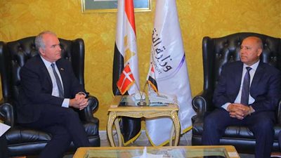 وزير النقل يلتقي سفير الدنمارك بالقاهرة لبحث التعاون في مجال البنية التحتية