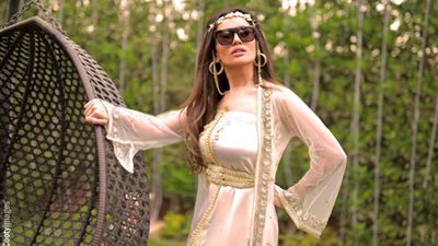 زينة تتألق بالزي المغربي بجلسة تصوير جديدة بتوقيع أحمد كوتي