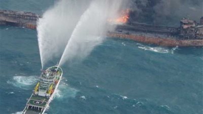 وكالات الأنباء: انتشال 44 بحارًا من ناقلتي النفط في خليج عمان ونقلهم إلى مرفأ إيراني