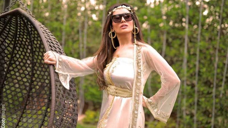 زينة تتألق بالزي