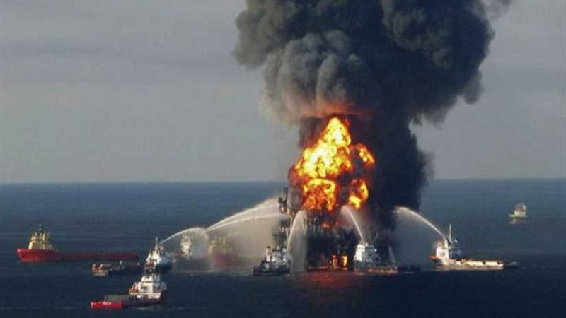 انفجار في منصة نفط