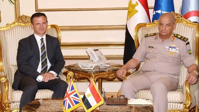 وزير الدفاع يناقش