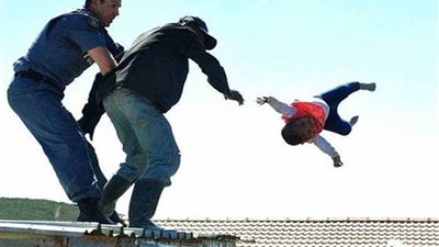اب يلقى بطفلته من أعلى المنزل ..تعرف على التفاصيل (صور)