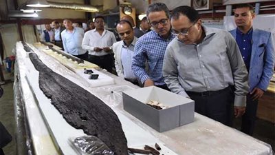 الرئيس يكلف بدراسة نقل مركبى خوفو للمتحف المصرى الكبير..ومدبولى والمسئولون فى الموقع 