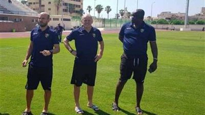 الجهاز الفني لمنتخب غينيا يتفقد ملعب استاد جامعة الإسكندرية