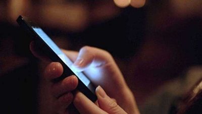 خبراء.. ضوء شاشات الهواتف الذكية يعجل بشيخوخة الجلد