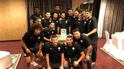 محمد صلاح يحتفل بعيد ميلاده في معسكر المنتخب (صور)