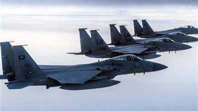 طائرات حربية سعودية وأمريكية تحلق في تشكيل مشترك على منطقة الخليج العربي