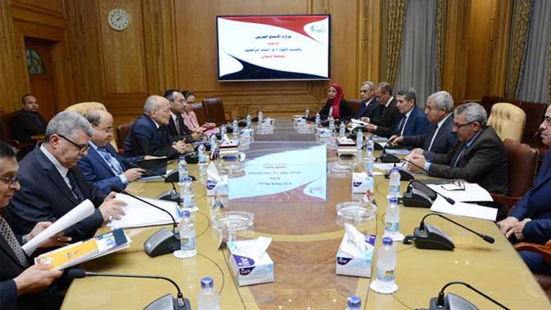 العصار ومحافظ أسوان