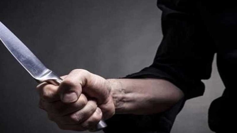 عامل يشرع في قتل