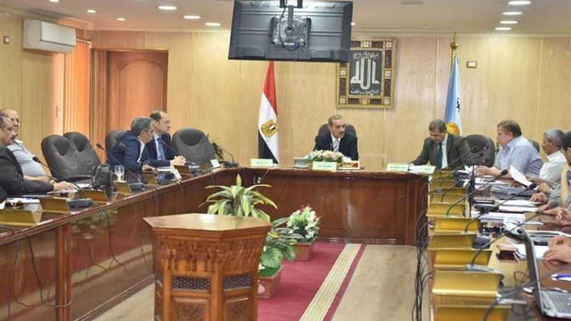 محافظ أسيوط يناقش