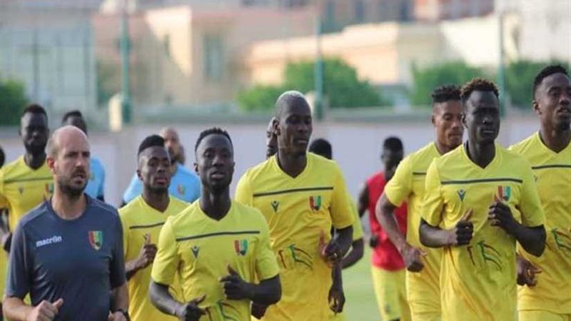 المنتخب الغينى يؤدي