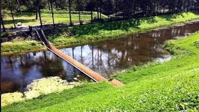 جسر موسى في هولندا.. محاكاة مذهلة لمعجزة انشقاق البحر