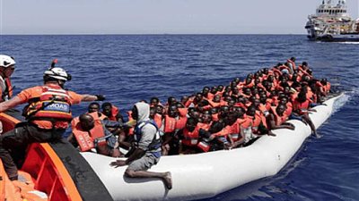 إسبانيا تنقذ 292 مهاجرًا حاولوا عبور المتوسط