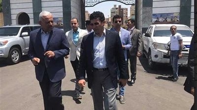 وزير الرياضة يتفقد استاد السويس ويشيد بسرعة إنهاء التجهيزات