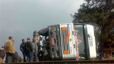 مصرع وإصابة 21 عاملا في انقلاب سيارة نقل بإقليمي ”المنوفية“